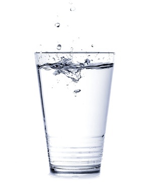 Wasser trinken - ein Glas stilles Mineralwasser Wasser trinken - ein Glas stilles Mineralwasser